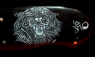 tigre in reverse scrimshaw su manico di coltello in corno di bufalo d'acqua, fronte-retro