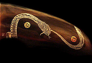 snake in reverse scrimshaw su manico in corno di bufalo biondo